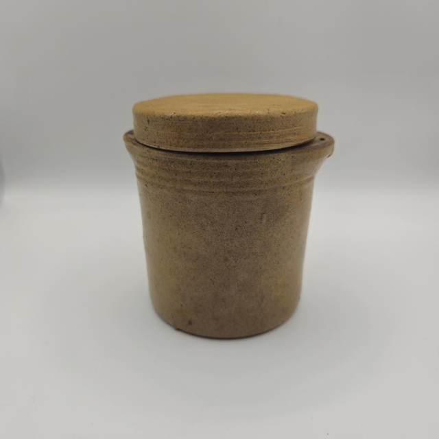 Pot avec couvercle en grès ancien 