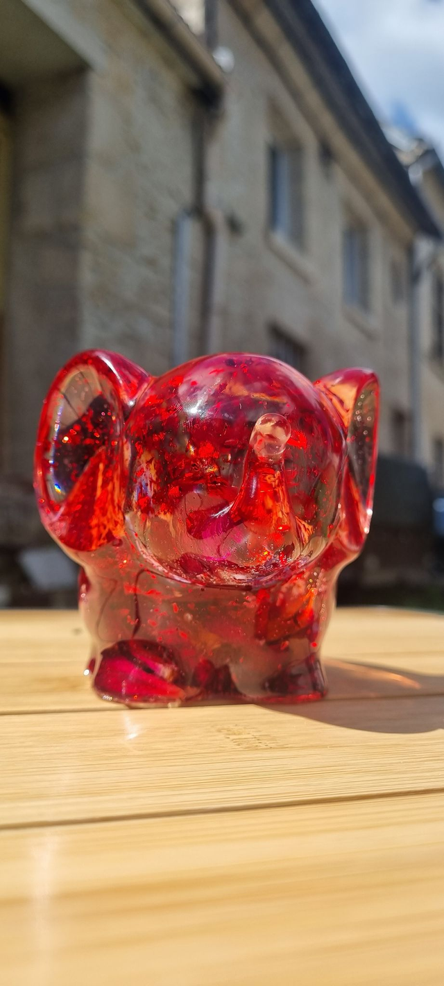 Eléphant avec des feuilles d'or rouge et des pétales de roses