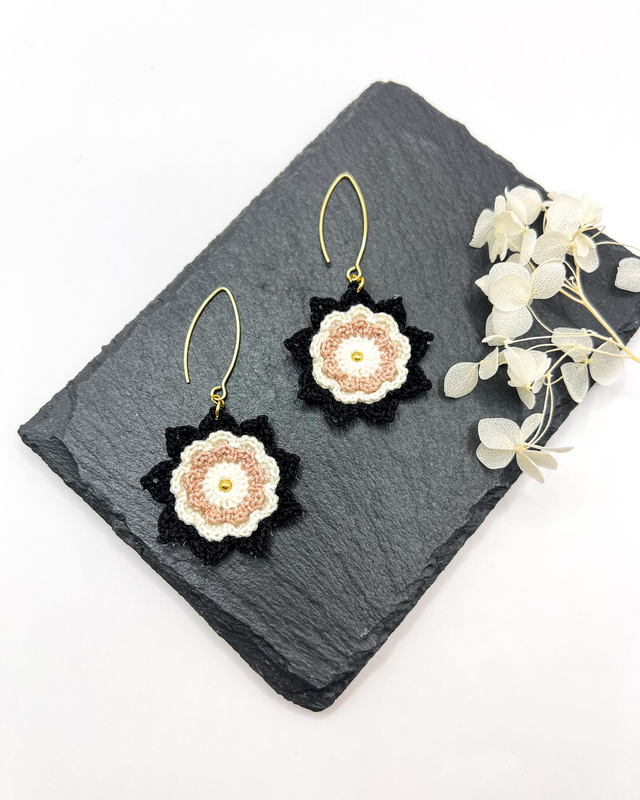 Boucles d’oreilles fleurs Corolles ~ L ~ Noir / Blanc