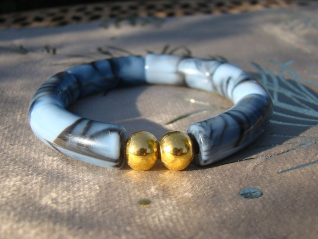 Bracelet perles tubes incurvées acryliques marbrées Khazaana Bleu