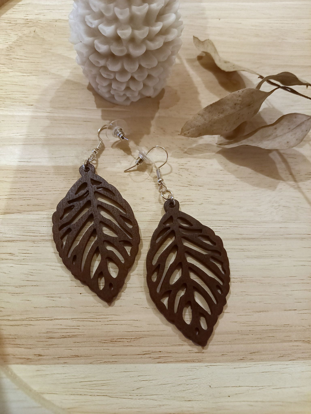 Boucles d&#039;oreilles Bois - feuille - marron foncé
