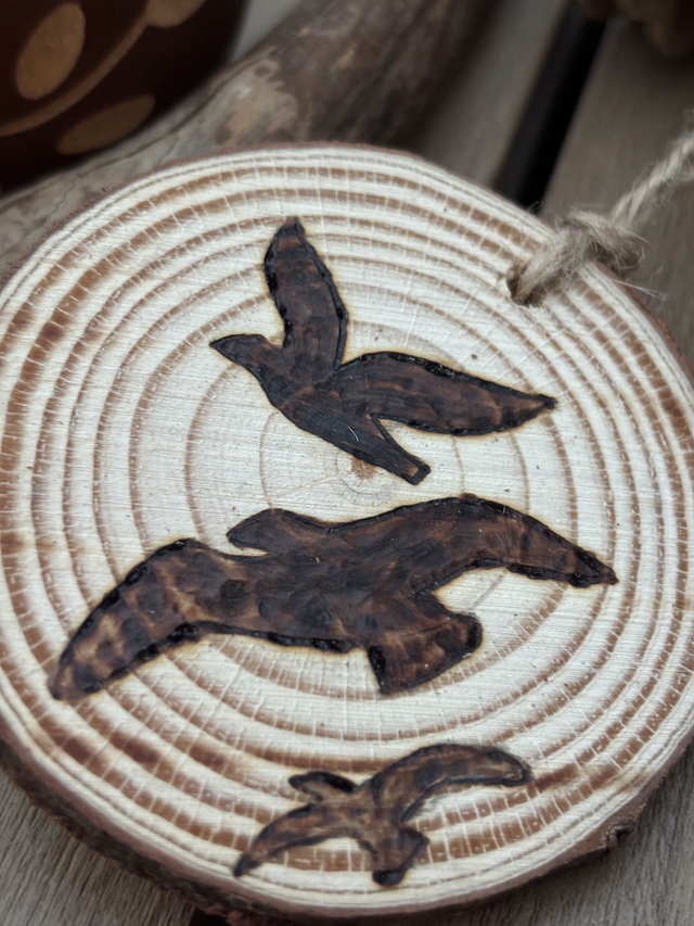 Boule de Noël en bois pyrogravée