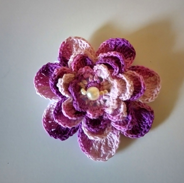 Virkattu Kukka- rintakoru