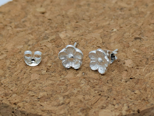 Medium Pretty Flower Earrings