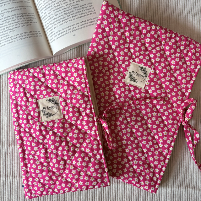 Pochette à livre matelassée fleurs fuschia