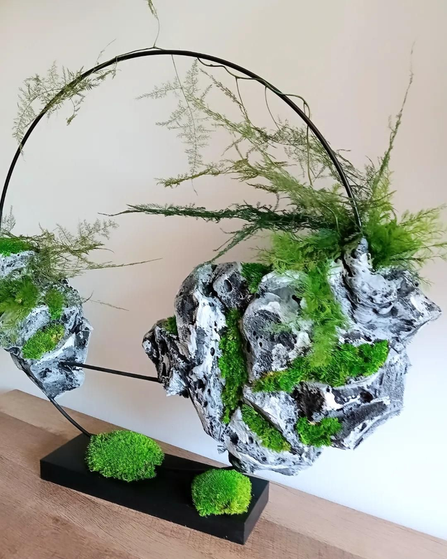 Cercle sur pied avec roche et végétaux stabilisés 