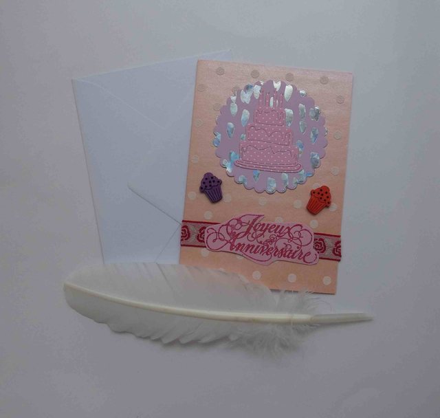 En rose le gâteau d&#039;anniversaire