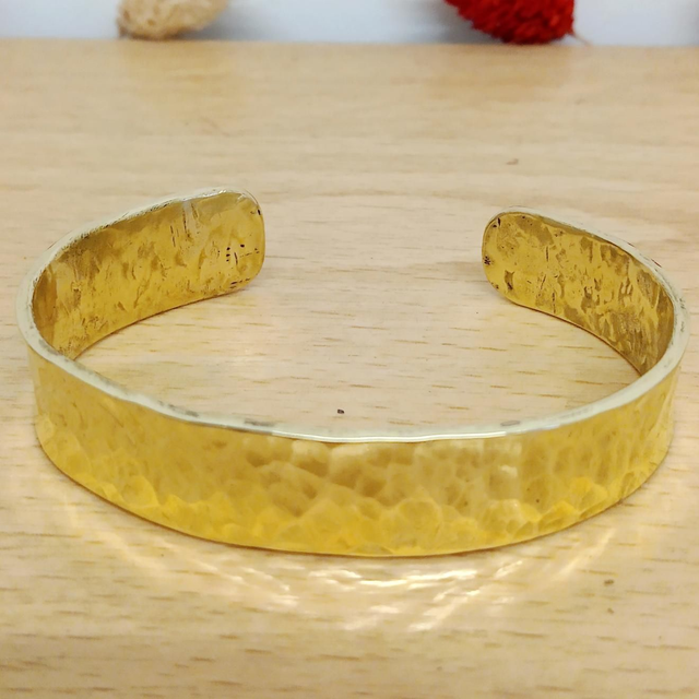 Bracelet en laiton martelé large - bienfaisant et élégant