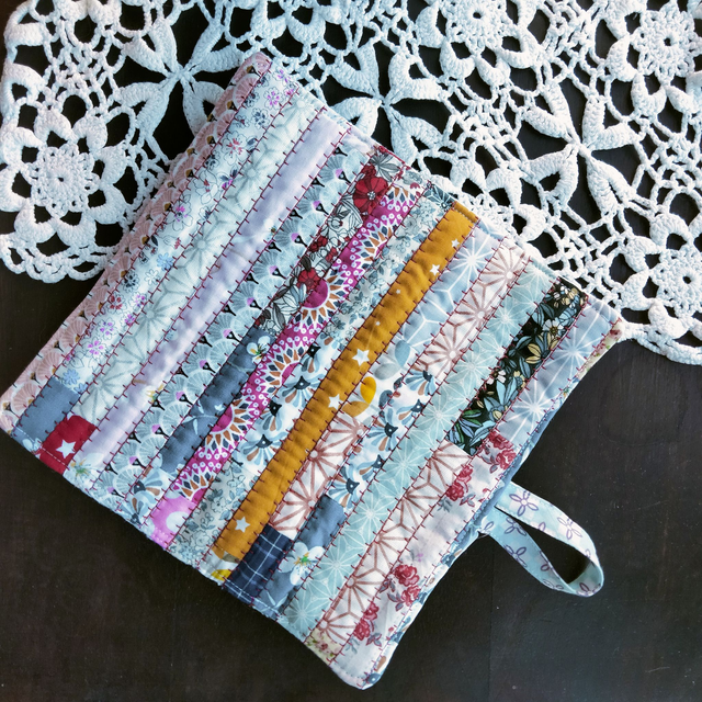 Manique patchwork brodée au verso 