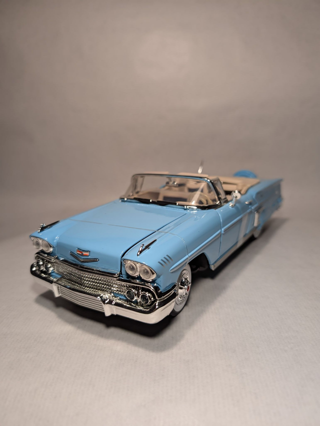 Motormax 1958 Chevy Impala - Light Blue Convertible (1:18 Scale)