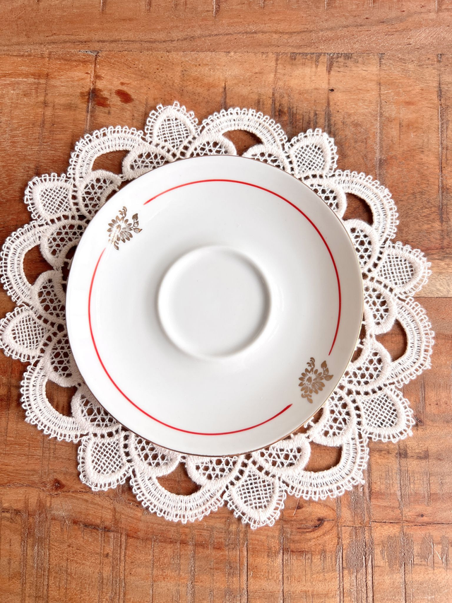 ✨ Sous tasse - en porcelaine "liseré rouge et marguerite dorées"