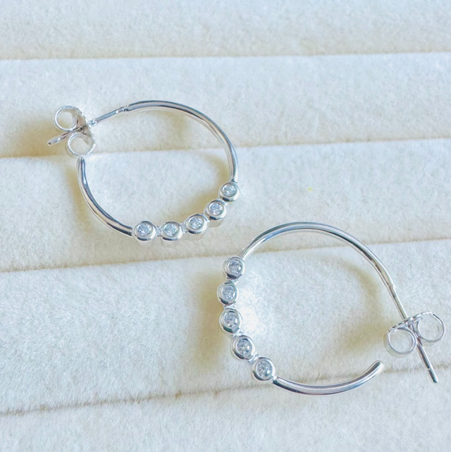 Argola com pedrinhas média 