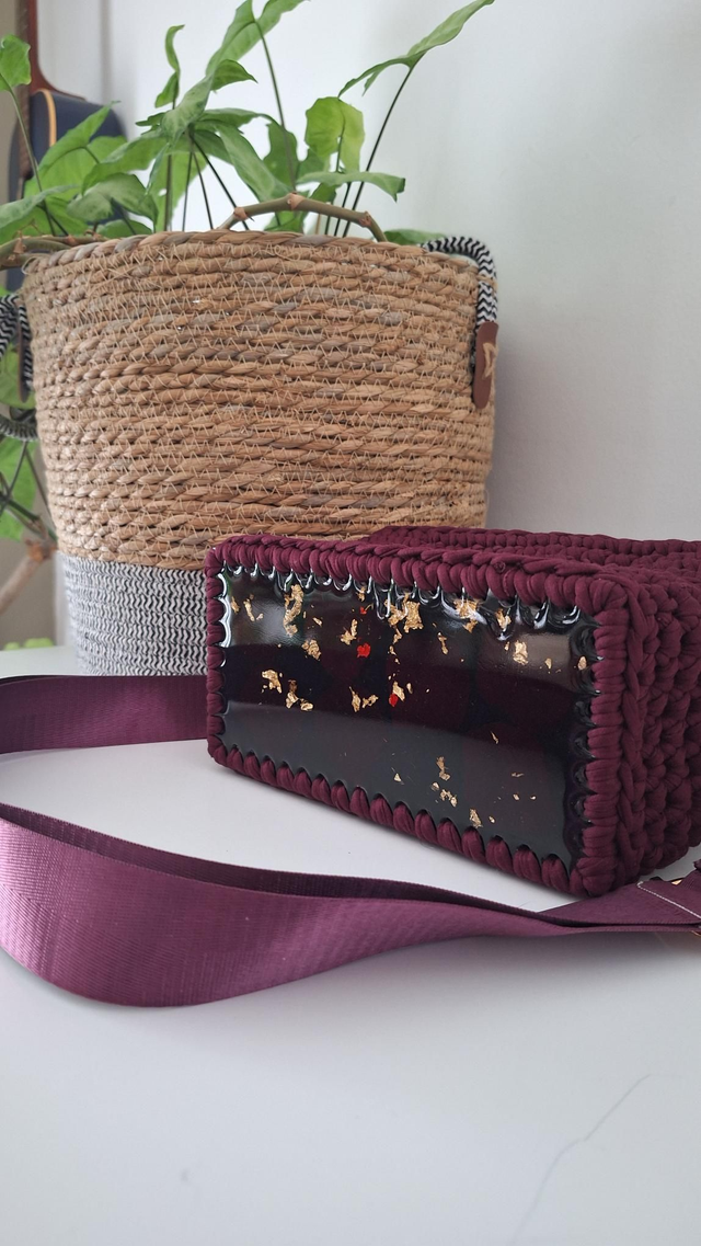 Sac résine noire/feuille d&#039;or/pétale rose et crochet bordeaux 