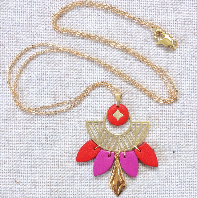 Sautoir « Tourne-disque » doré, cuir orange vif et rose bonbon