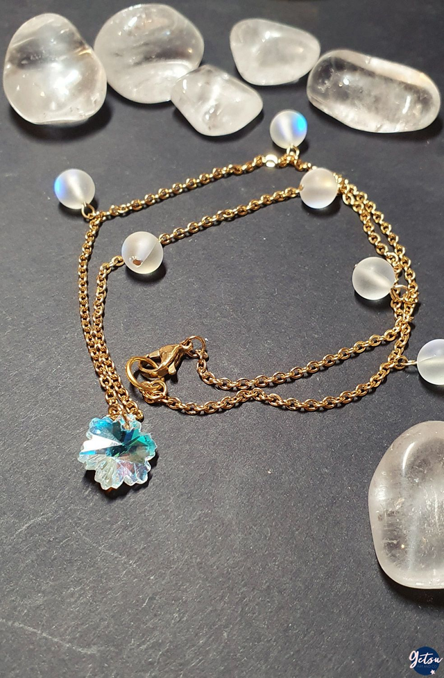 Collier en flocon de neige et perles de verre