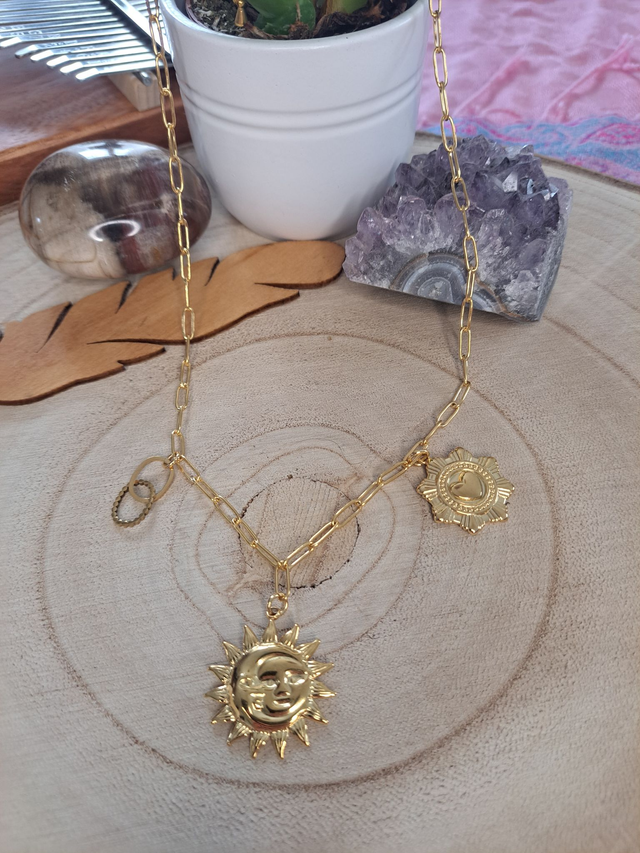 Collier doré à breloques