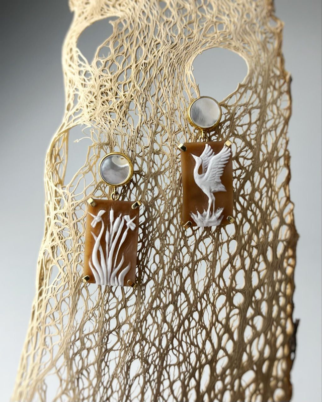 Orecchini Airone in Cammeo e Madreperla