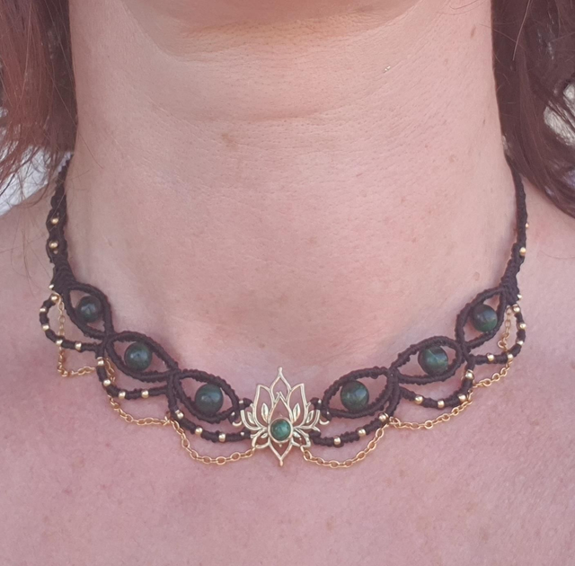 Collier ou diadème en micromacramé noir et perles malachite. 