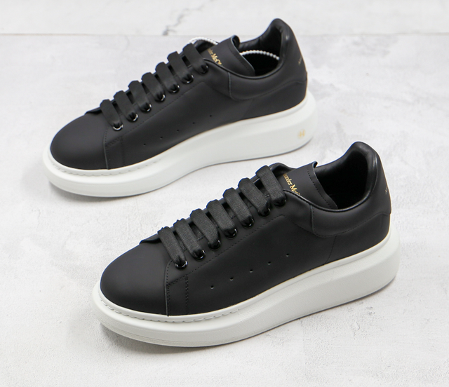 Alexander McQueen, total black 2