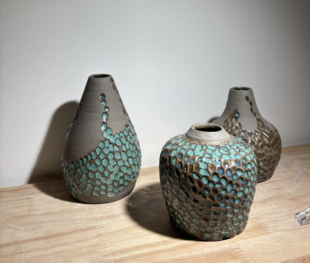 Lot de 3 soliflores en grès gris émaillé