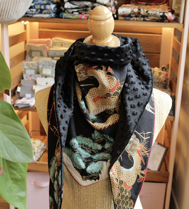 Foulard en coton japonais noir motif dragon et grues / Le petit atelier de Maya 