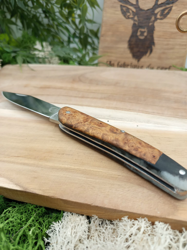 Couteau pliant artisanal – Modèle alsacien, lame inox 12C27 & manche loupe d’amboine & résine | La Fabrique du Cerf