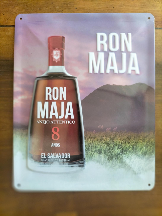 Plaque métal publicitaire en relief / Rhum Ron Maja/ occasiob B.E