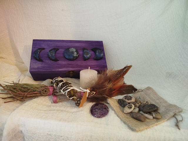 Autel nomade avec runes de sorcière phases de la lune