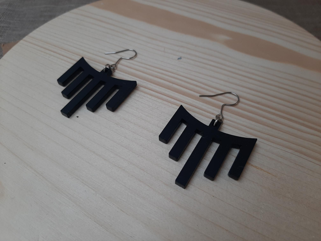 Petites boucles d&#039;oreilles &quot;cascade&quot; - PMMA noir mat - Collection Apu