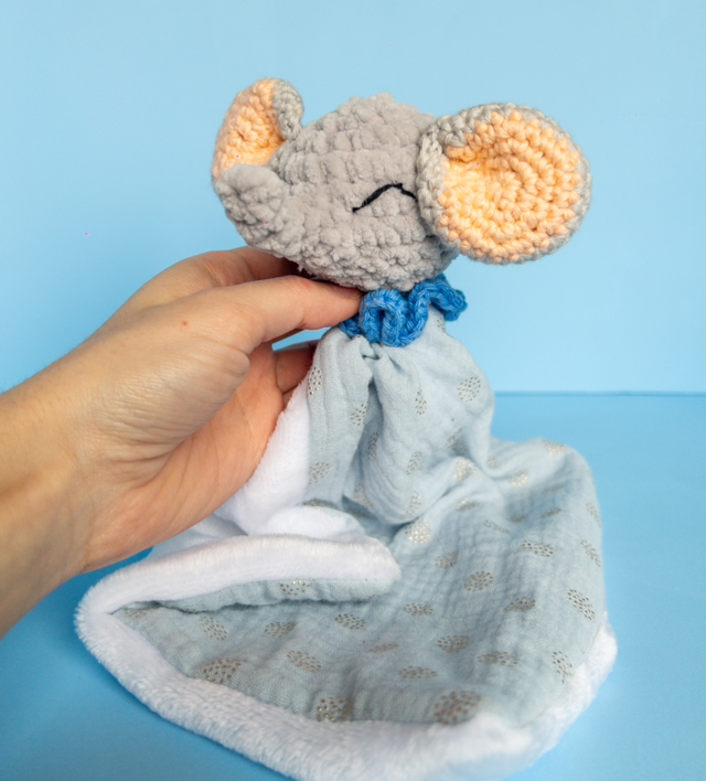 Doudou éléphant tissu bleu ciel / collerette bleue
