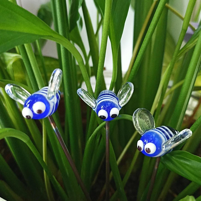 Abeille en verre bleu