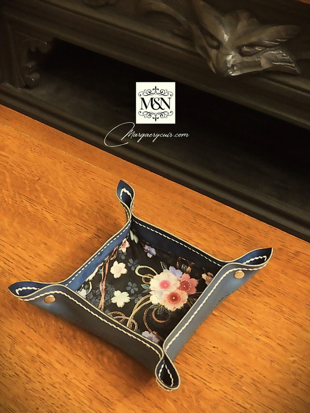 Vide-poche en cuir bleu, style japonisant