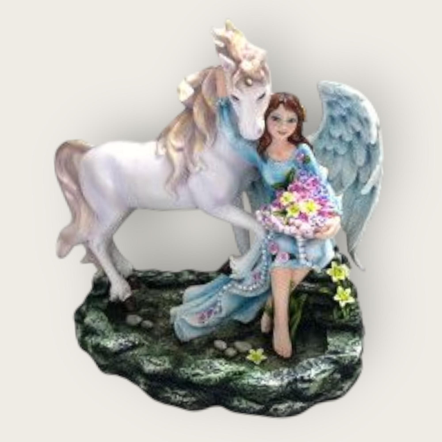 Fée avec licorne bord de l'eau 