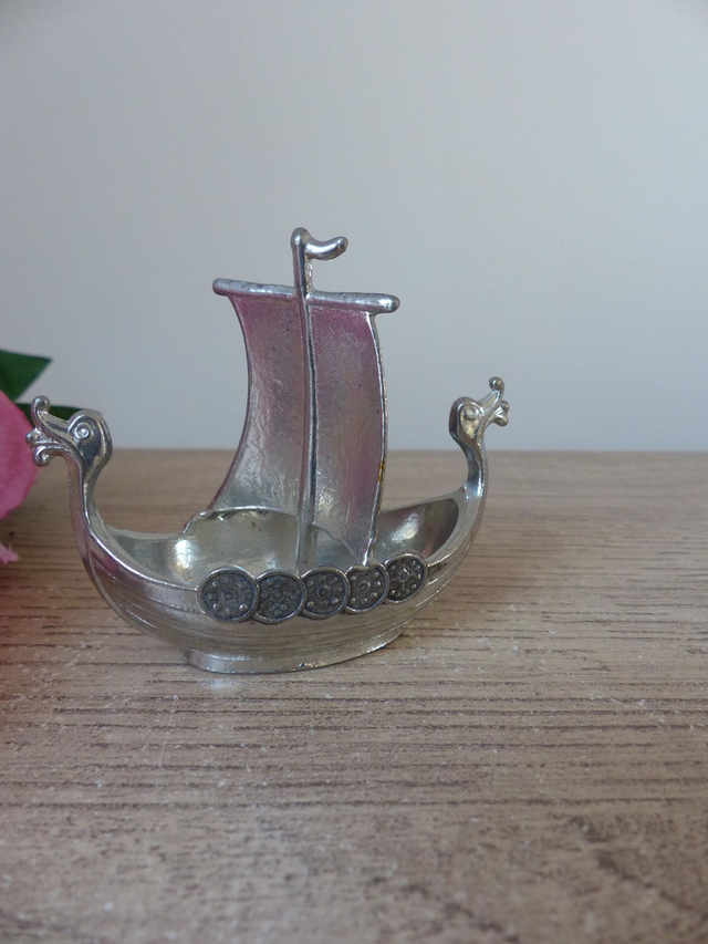 Bateau viking miniature en étain, bateau viking fait à la main, bateau de Tinn souvenir, chaloupe viking Handstopt, navire dragon nordique