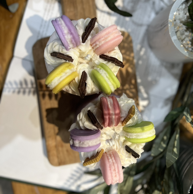 Macaron cake candle