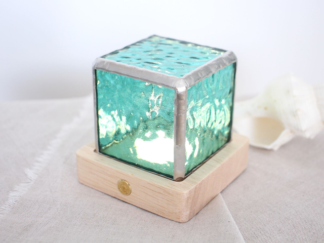 💡Mini Lampe nomade vert d'eau en vitrail et bois