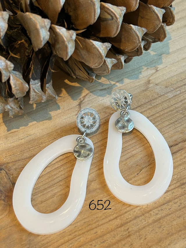  🤍Boucles d&#039;Oreilles Elégantes  Argentées et Résine Beige  – Réf. 652