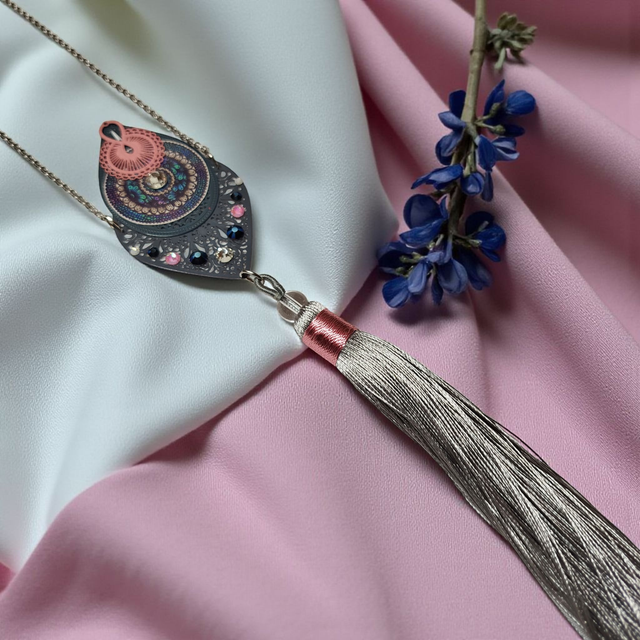 Collier sautoir pompon bleu foncé et rose gris