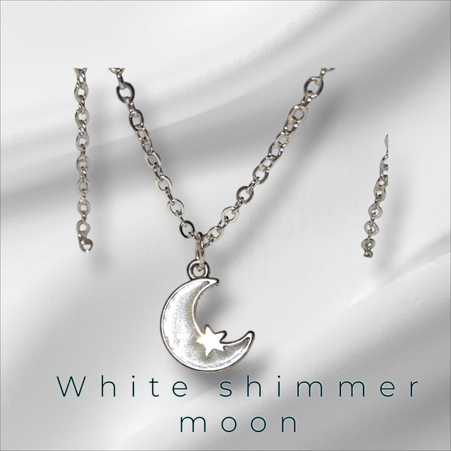 Necklass white shimmer moon