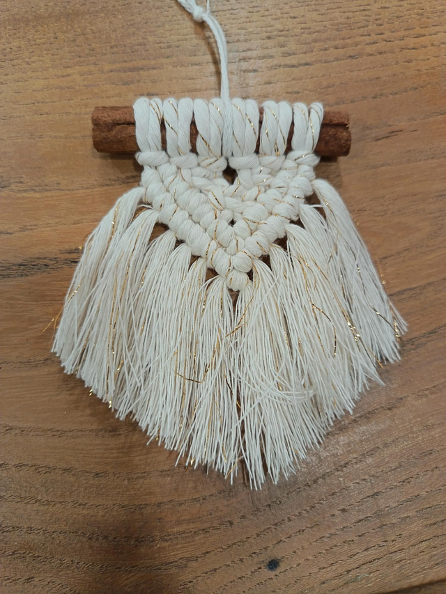 Suspension fanion seul sur branche de cannelle