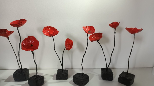 COQUELICOTS ou FLEURS ROUGES SUR CUBE, fait main, papier mâché, à offrir ou pour sa décoration, cube de 5 cm et hauteur de 25 à 33 cm