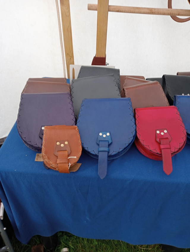 Pouch, round bottom, Leather Tongue