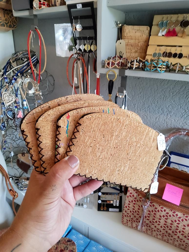 Petit porte-monnaie en liège naturel avec couture sur côte et zippé 