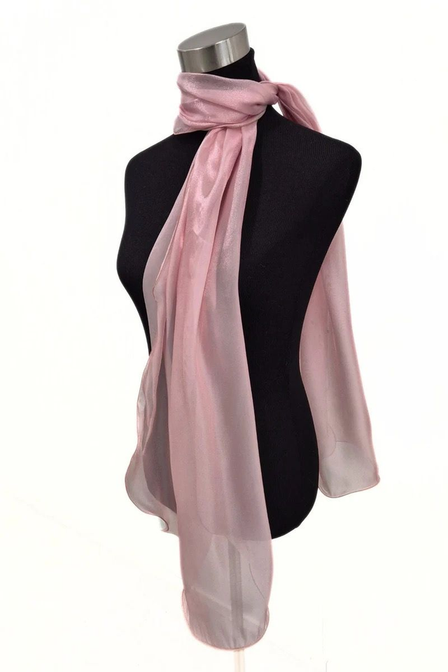 Upea L´Asessor Eleea juhlahuivi, jonka reunat kaartuvat kauniisti ja kiiltävä pinta "siftaa" kauniisti.