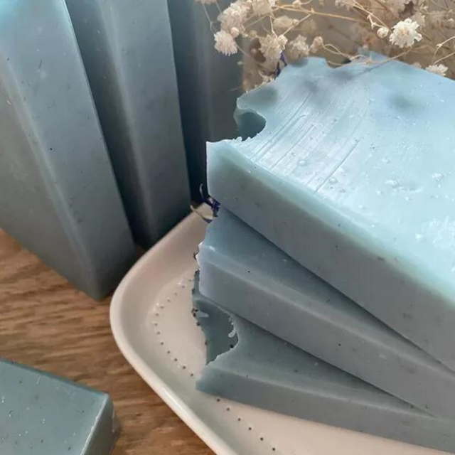 Savon artisanal saponifié à froid - Bleuet - Avec huiles essentielles - Janine