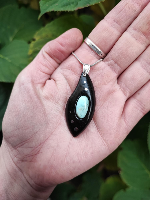 Pendentif en Bois d'Ébène du Gabon, Larimar et Argent