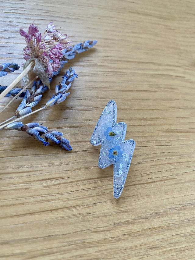 Broche éclair - myosotis