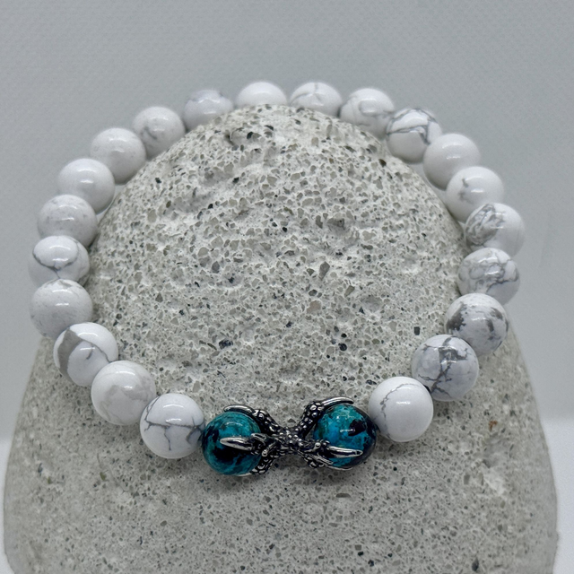 Bracelet en howlite blanche & chrysocolle sertie dans des griffes de dragon