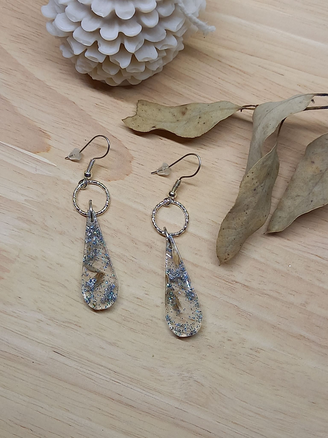 Boucles d&#039;oreilles Résine - goutte résine avec paillettes et graines / cercle métal