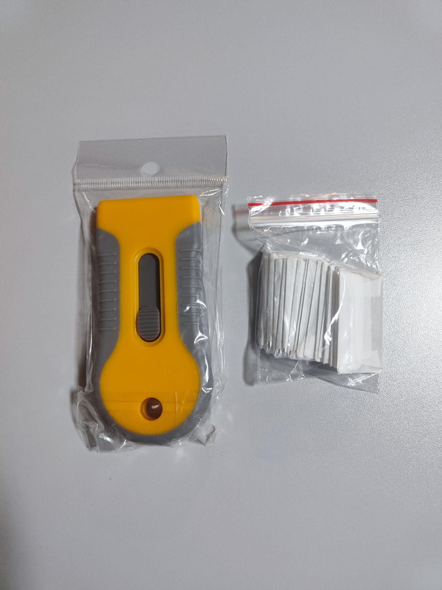 Universalschaber mit Ersatzklingen ca. 10x5x1,5cm